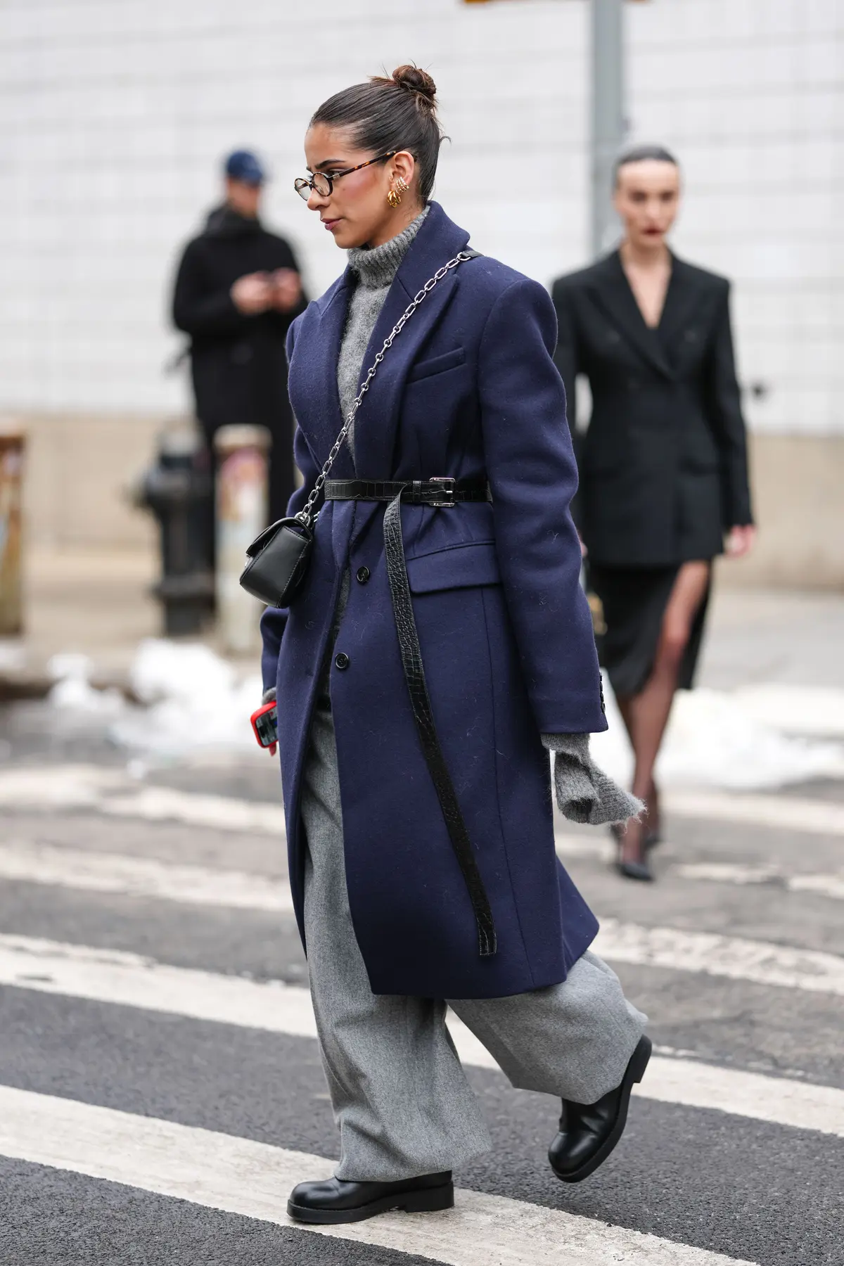 タートネックニット　重ね着 グレーワントーンコーデ　海外ファッションスナップ