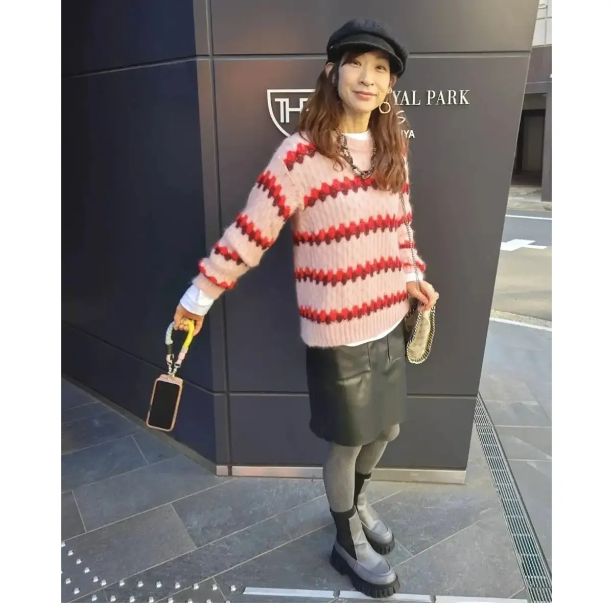 YOKOさん　大人女子でも穿きやすいフェイクレザーのミニスカート