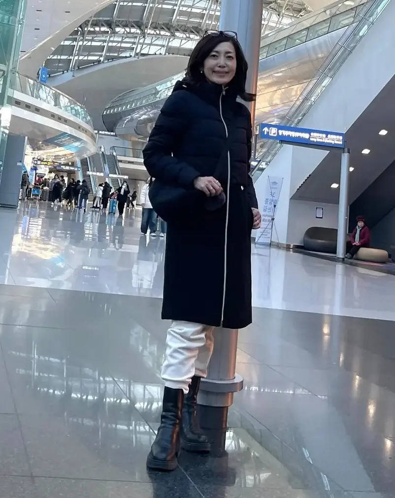 エクラ華組宮原江里子さん ユニクロ暖パン 　ヘルノのウールダウンコート　