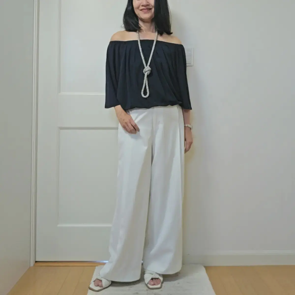 優美なセミワイドパンツをオフショルトップスに合わせたスタイル