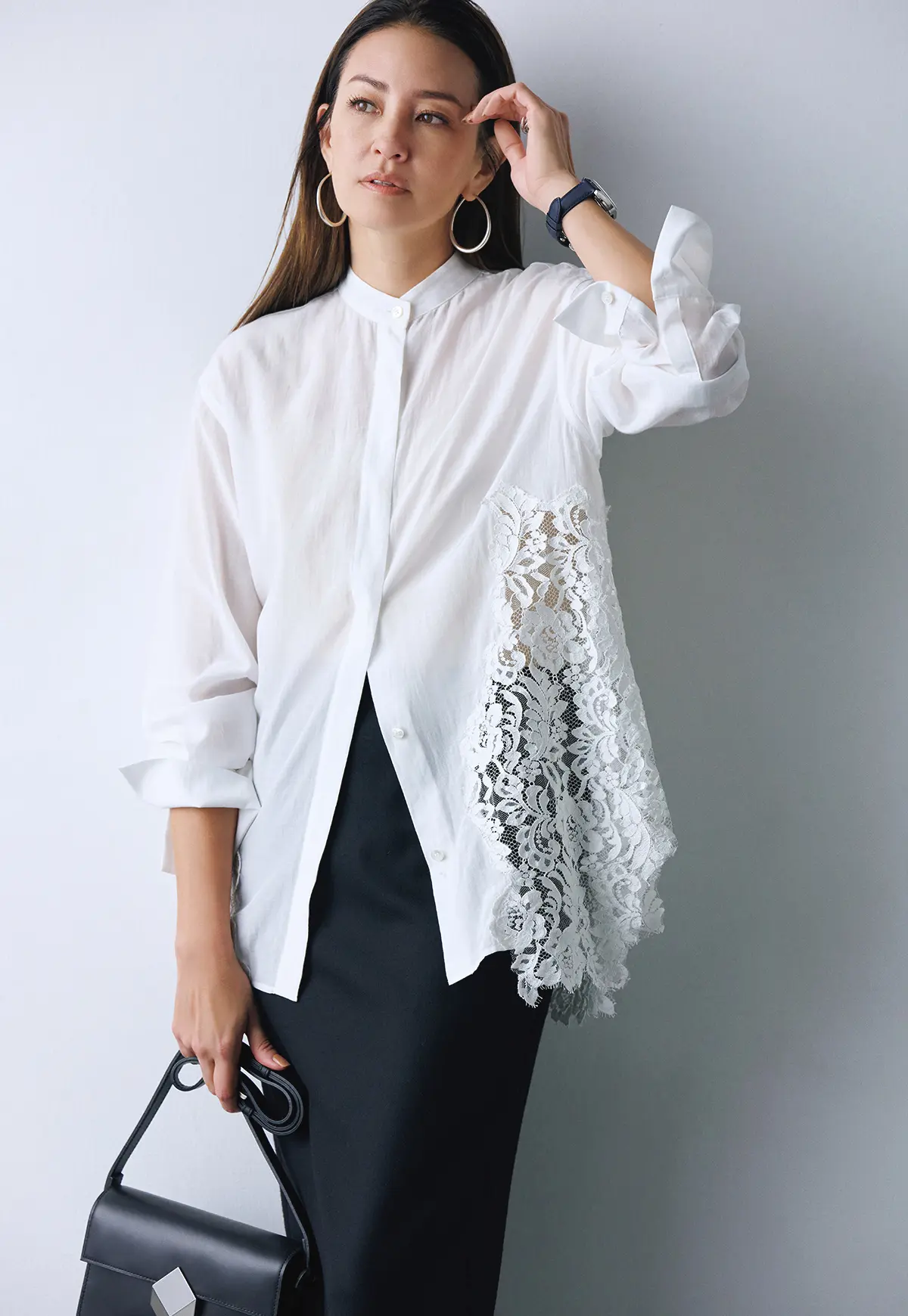 ハンサムなバンドカラーシャツが、 レース素材で優美に進化