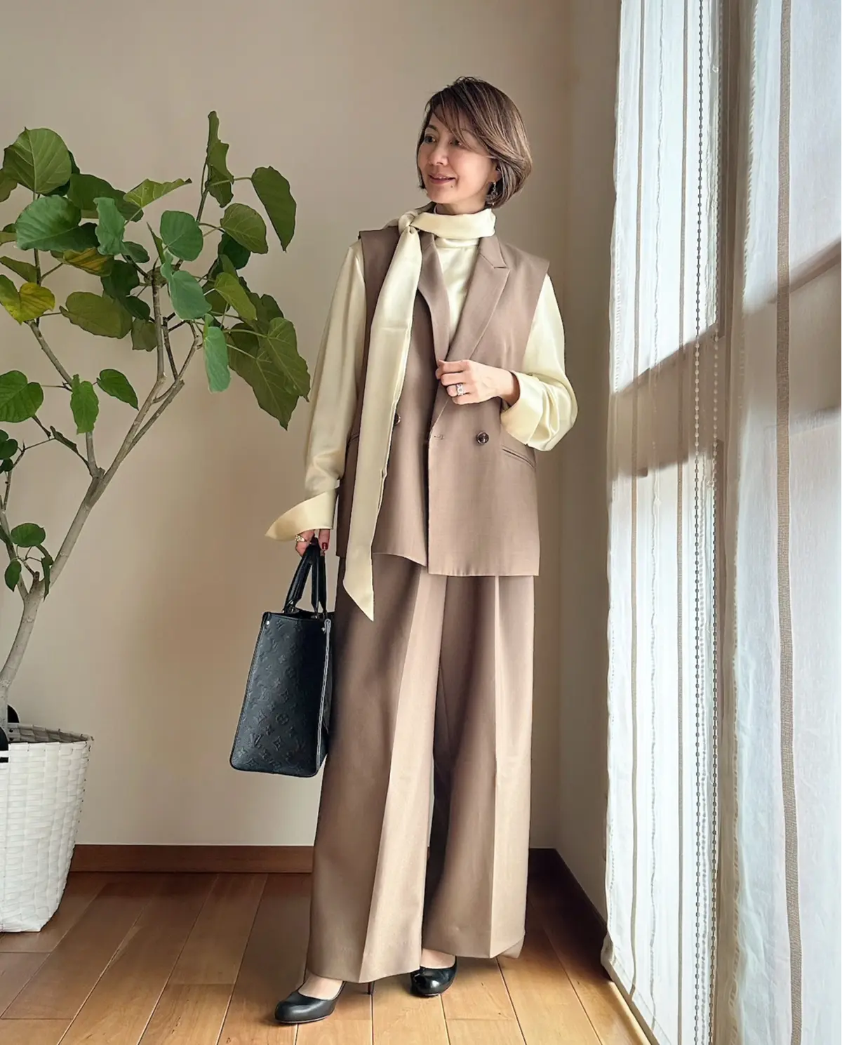 エクラ 華組　岡部みわこさん　パンツスーツ　きれいめコーデ