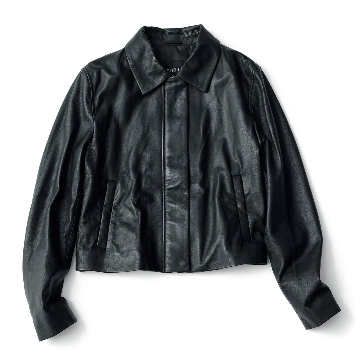 黒いレザーのジャケット。前開きタイプで、襟元にボタンが付いている。左右にポケットがあり、シンプルなデザイン。白い背景に置かれている。