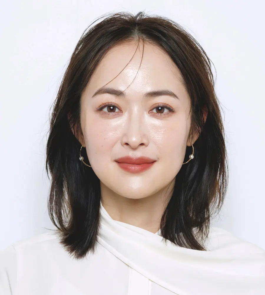 ちょっとツヤツヤ ⇨ 清潔感がなくなる　50代の“年相応”ベースメイク、長井かおりの最適解