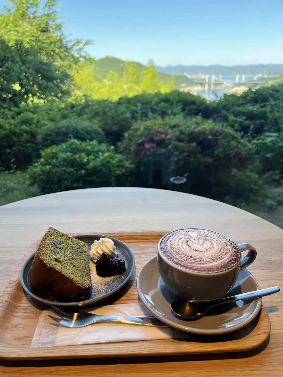 尾道水道を眺めながらラテと抹茶シフォンケーキ
