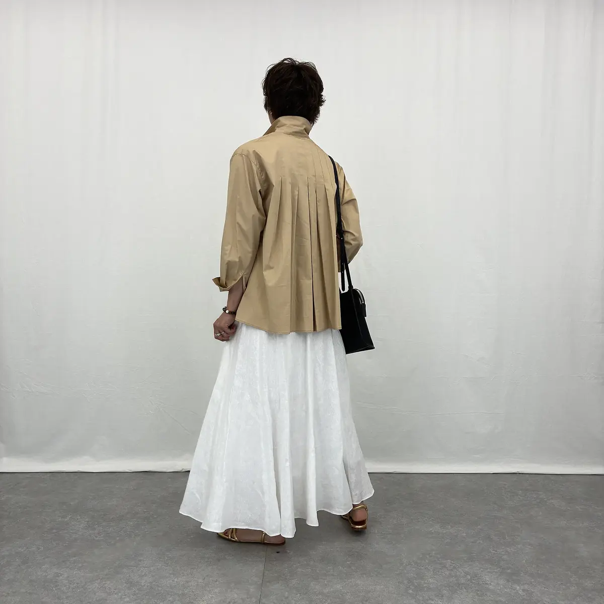 drawell for E by eclat バックタックフレアシャツ ￥25,300 を着用した華組・細谷奈弓さんの後ろ姿