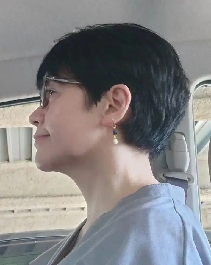 50代ヘアスタイル　ショートヘア　横から見たヘアスタイル
