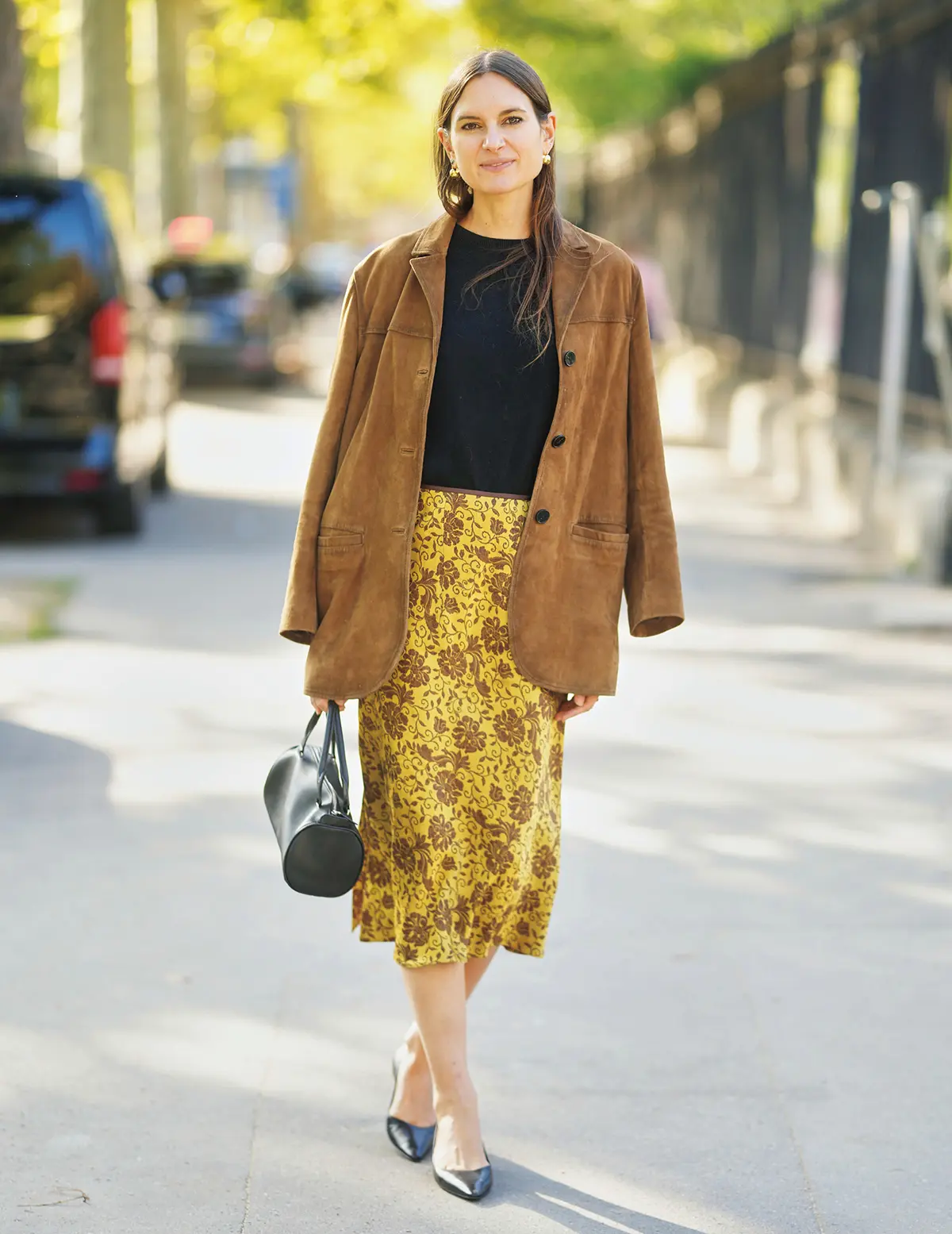 黒トップスにイエローの花柄スカート