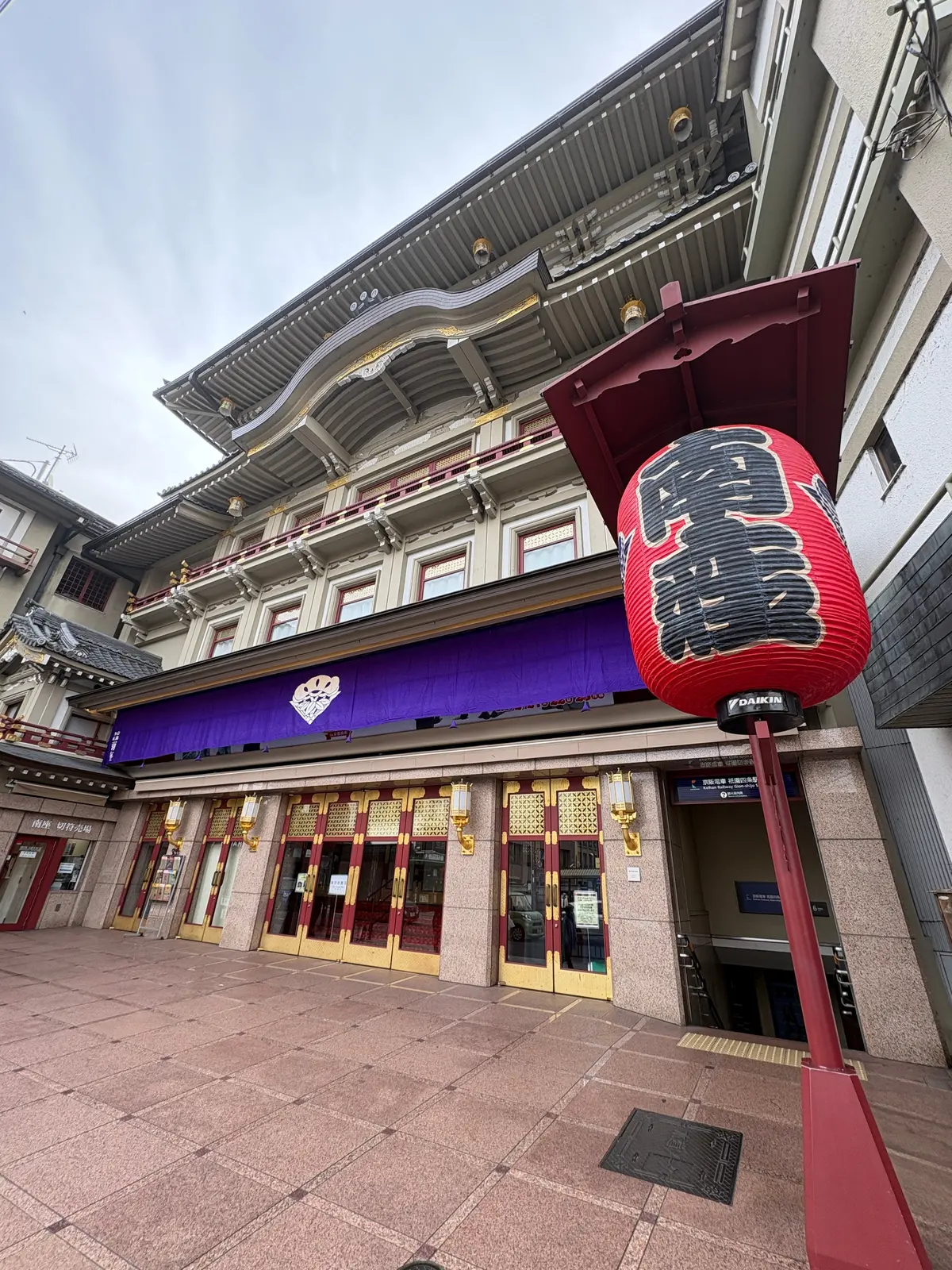 京都、祇園へ。石畳を歩きながら、暖簾をくの画像_1