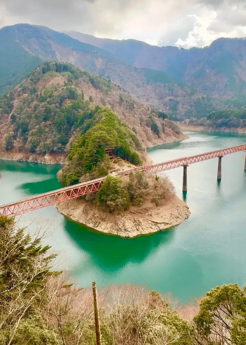 【絶景秘境】エメラルドグリーンの湖に浮かの画像_17