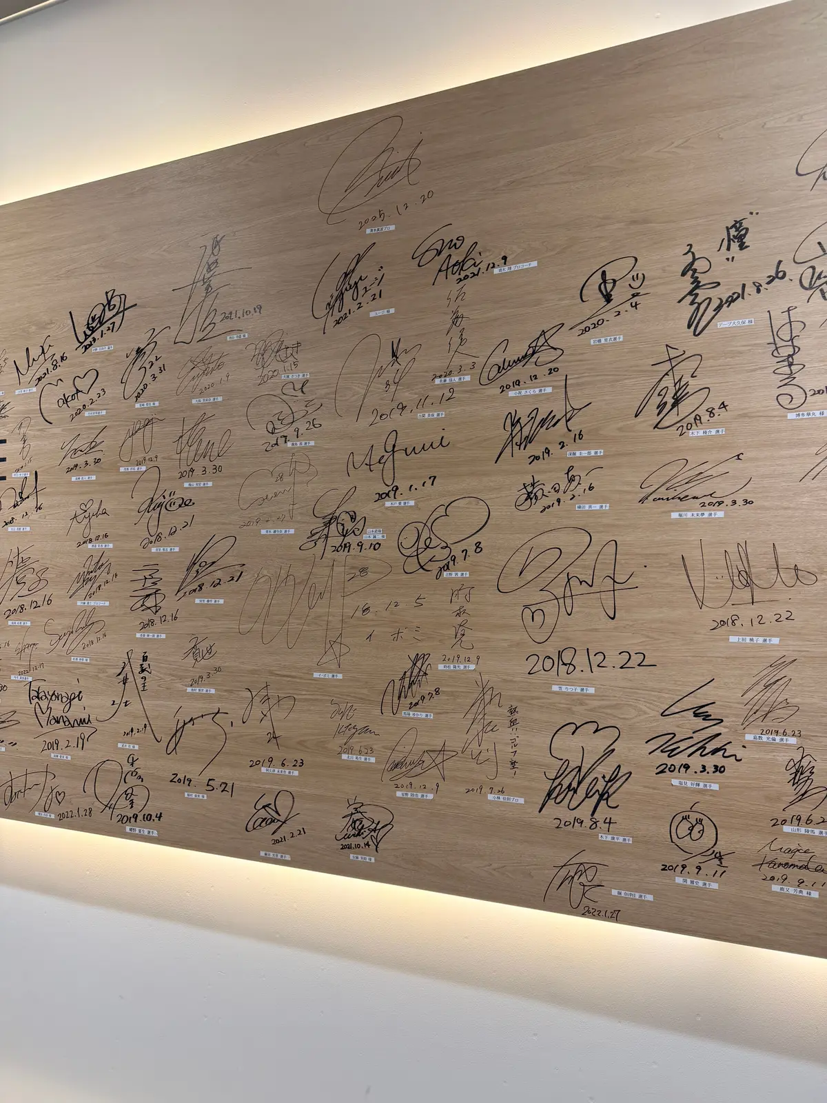 シュミレーションゴルフが楽しめるPGMゴルフアカデミー銀座　館内風景　有名人のサインが書かれているボード