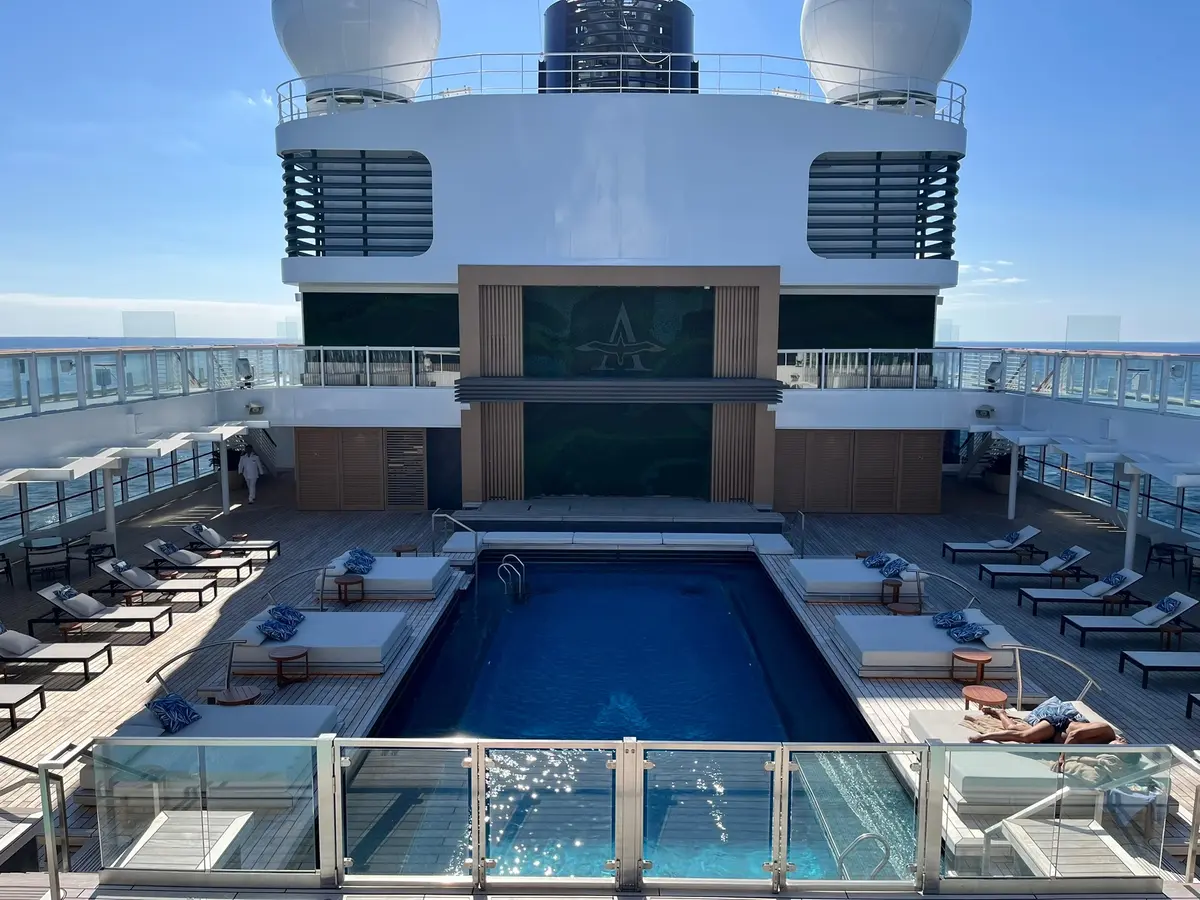 三尋木奈保さんのクルーズ旅、飛鳥Ⅲのプール