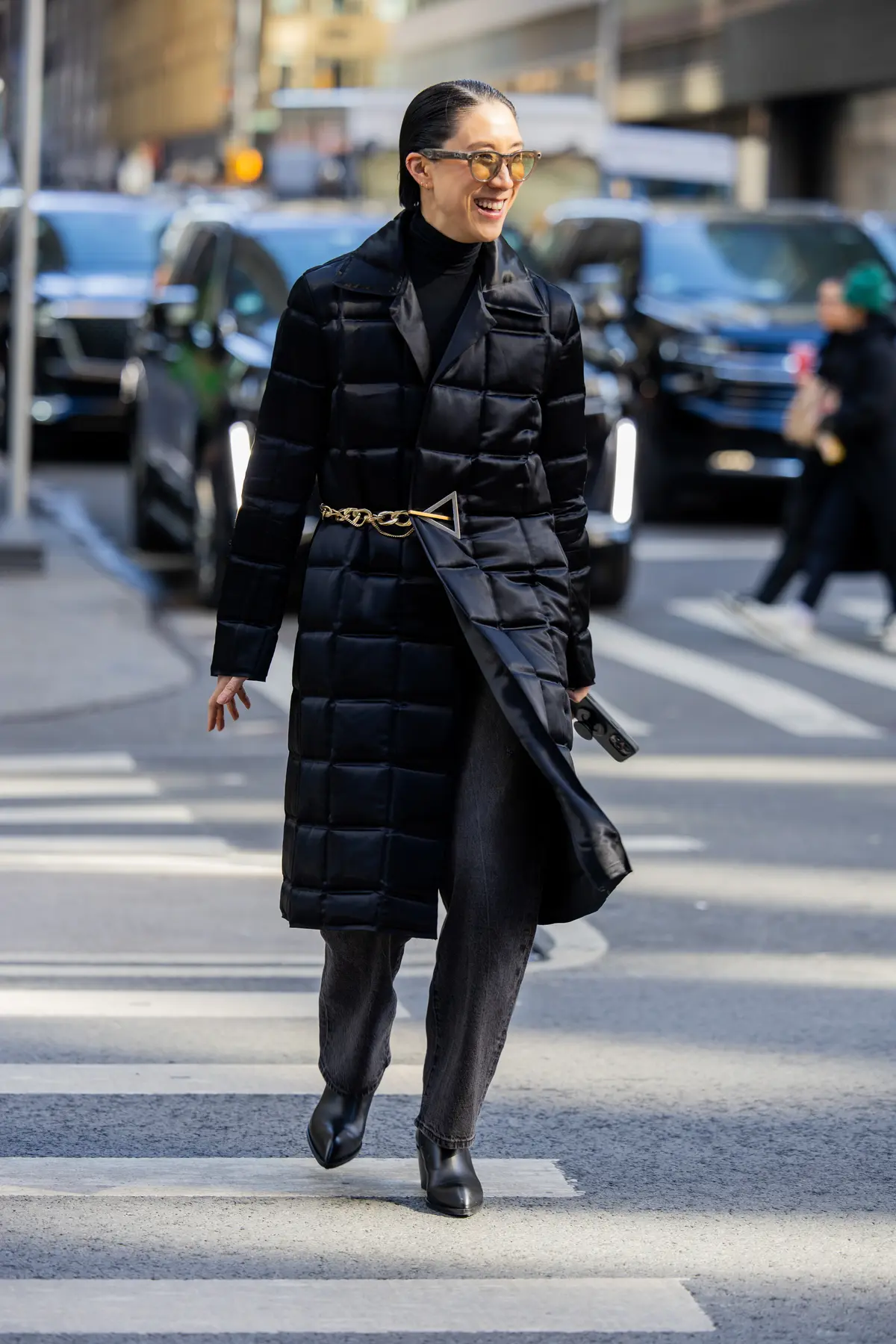 黒ダウンジャケット オールブラックコーデ 海外ファッションスナップ