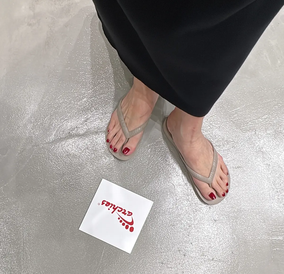 試し履き　長時間歩いても疲れない。夏の相棒サンダルは「アーチーズ」に決めた！【更年期・50代編集者の養生ダイアリー】　私が選んだのはいろいろな装いに合わせやすい「Taupe」。足長に対してぴったりのサイズを選ぶのがおすすめだそう