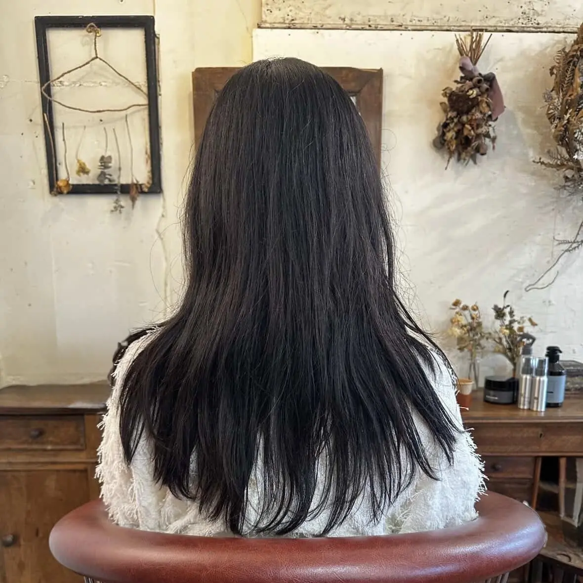 ・うねり、パサつきのある髪の後ろ姿の画像・後ろ姿のヘアスタイル画像・椅子に座った後ろ姿の人の画像