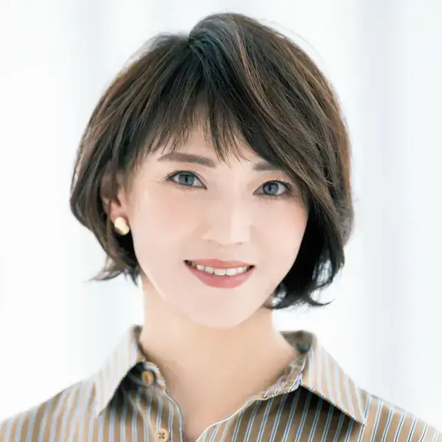 うねりグセをカバーするサイドパートのショートヘア【50代髪型・ヘアスタイル】