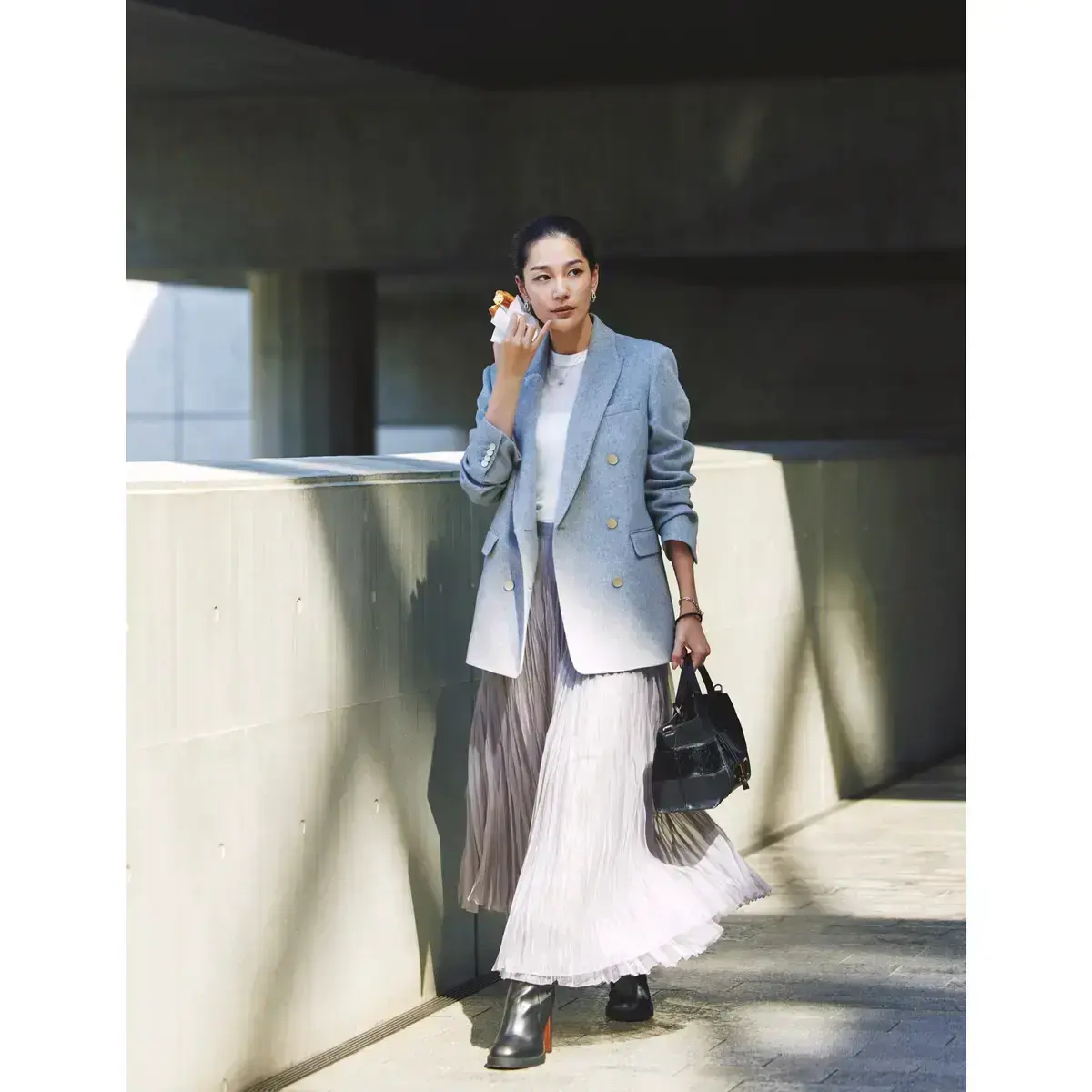 華やかなオーガンジースカートは知的なグレーでまとめたスタイリングで大人の余裕を醸す。