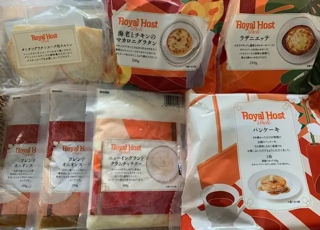 Royal Hostの冷凍食品パッケージ群。パン、クラシックパンケーキ、クラシックワッフル、クラシックドーナツ、クラシックエッグベネディクトが並び、各パッケージに商品名と内容量が記載されている。
