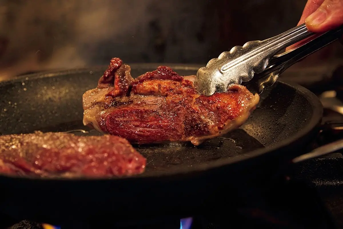 表面に茶色い焼き目がついて香ばしい香りが立ったら裏返す。