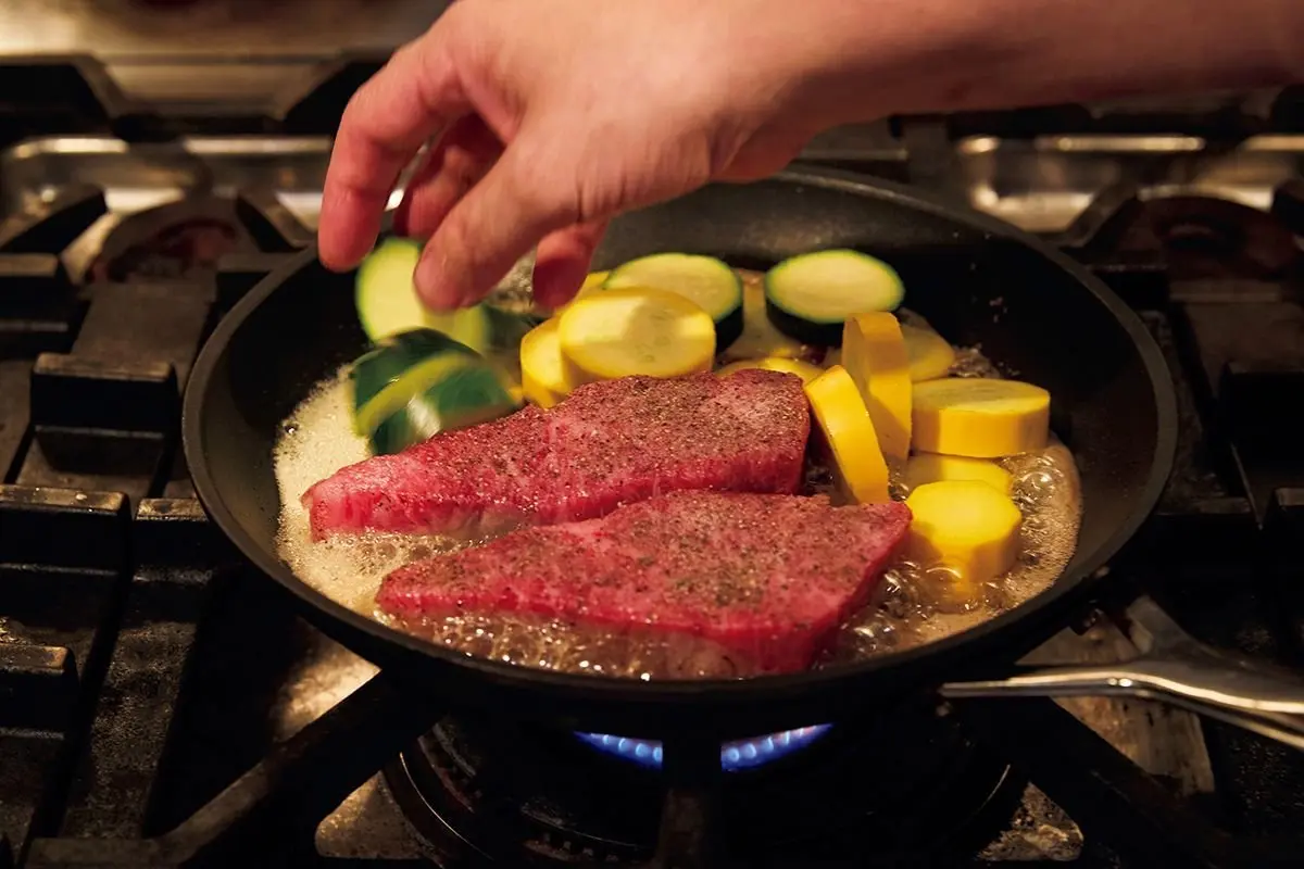 バターに気泡が立ったら火かげんを弱めの中火にし、
１、2を同時に入れる（2は無理に広げすぎない）。