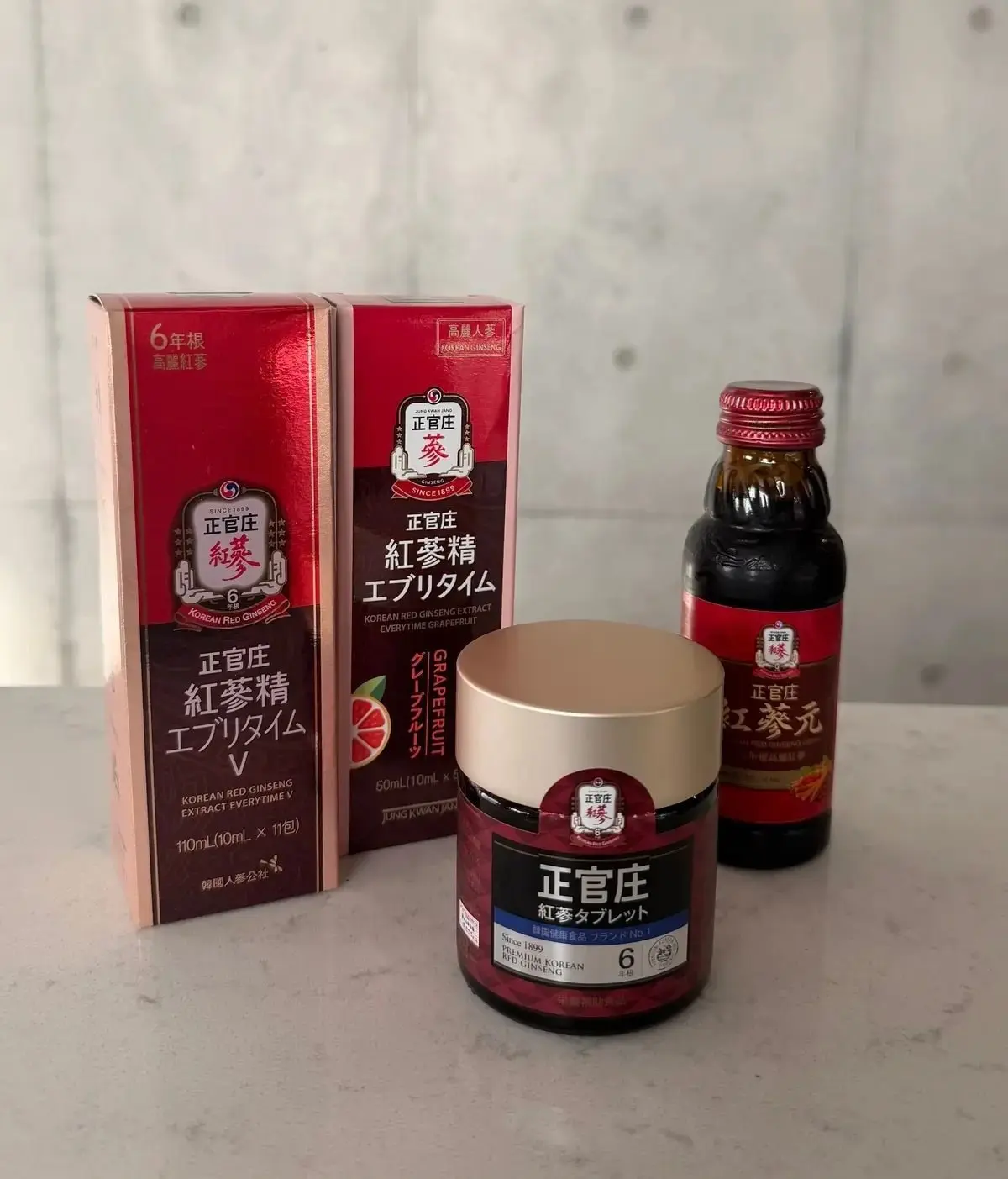 赤いパッケージの高麗人参エキス製品3点と、茶色の瓶と缶が並んでいる
