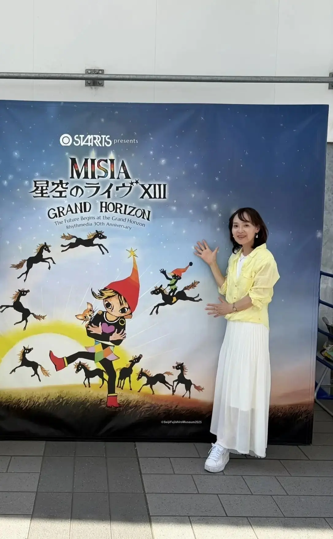 MISIAライブ会場外にあるパネルの前で記念撮影
