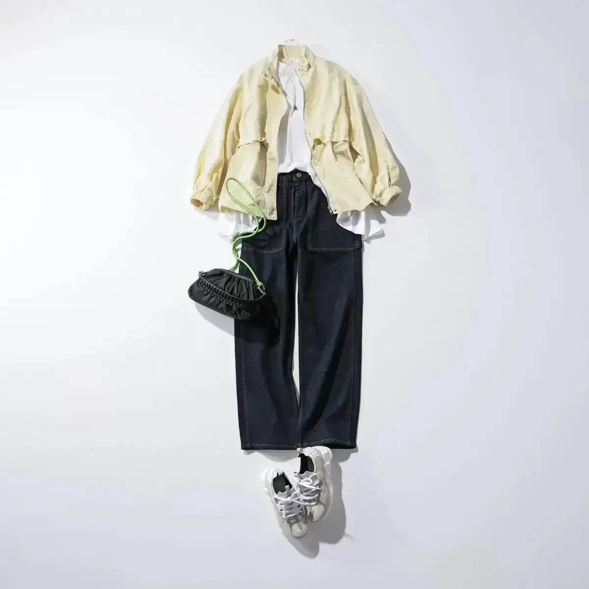 濃いインディゴ色にブルゾンのクリームイエローが軽快さを加えて　旅行コーデ