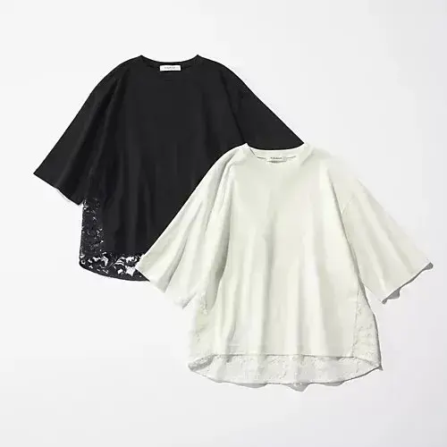 黒と白のオーバーサイズTシャツ2枚が、白い背景に並んで見える。黒いTシャツはシンプルで、白いTシャツは裾にレースがあしらわれている。