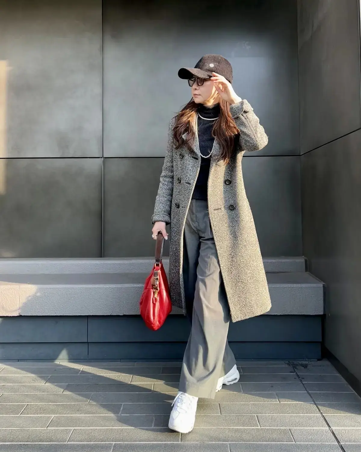 白スニーカー グレーコーデ