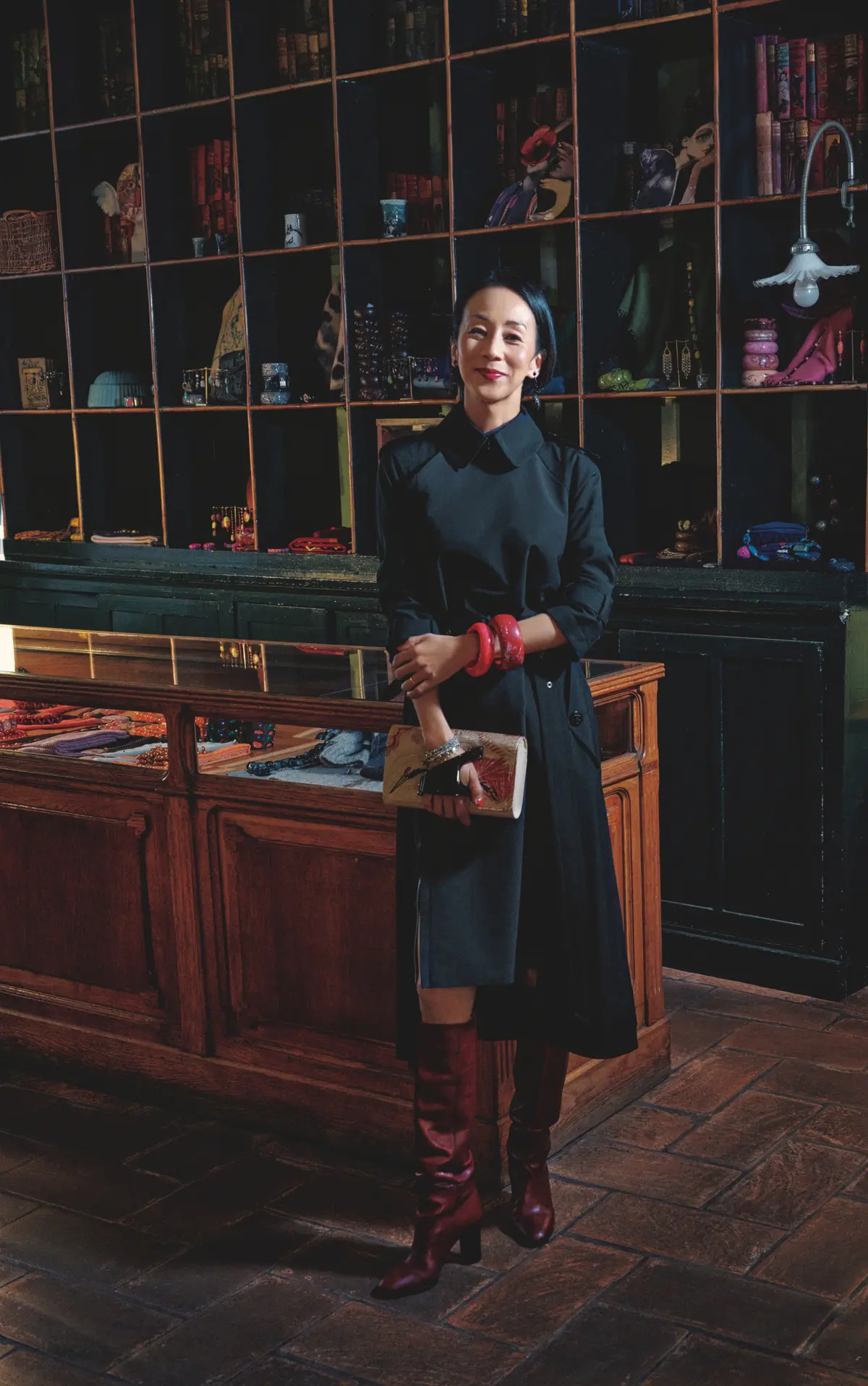 中村江里子さんの３DAYS in Milan　独創的なジュエリーがきわだつ シックなトレンチ風ワンピース