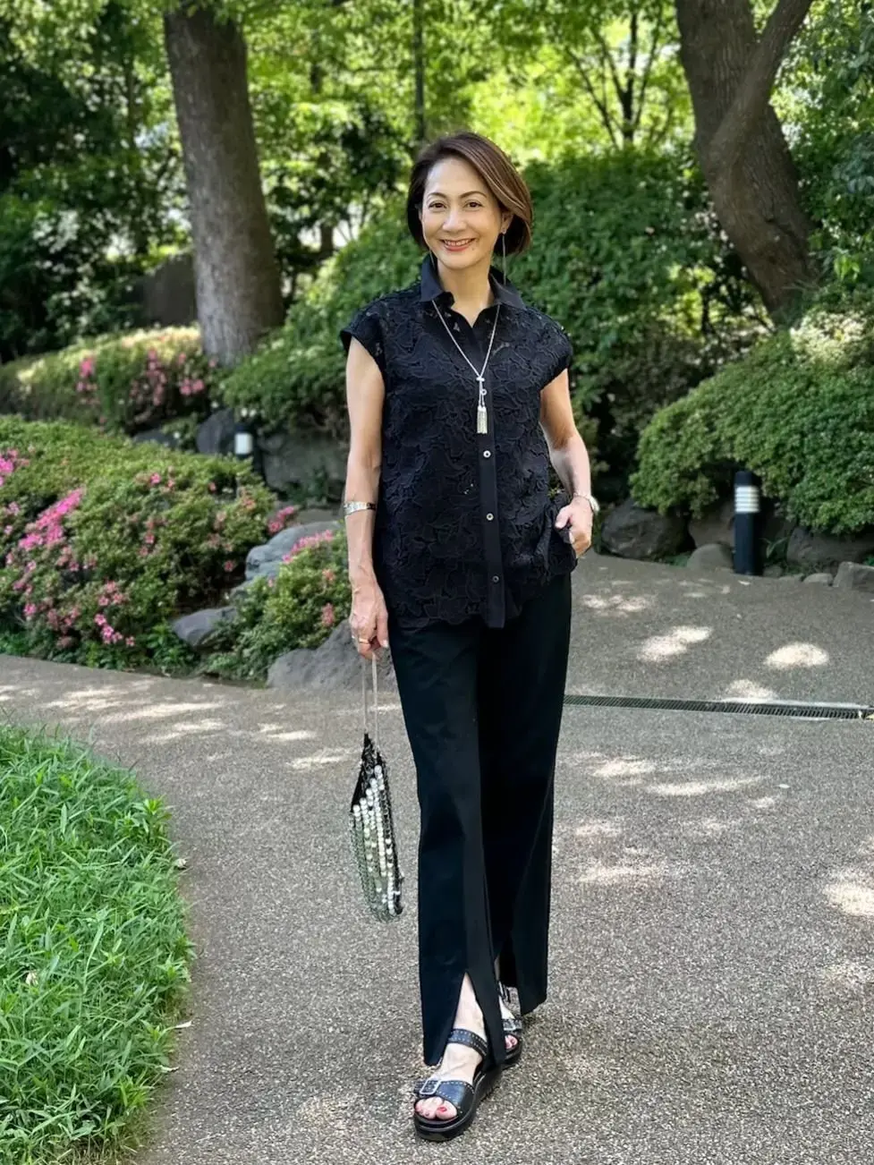 ZARAやユニクロも！ おしゃれなエクラ 華組の4人が楽しむ40代・50代 「夏の黒」コーデ