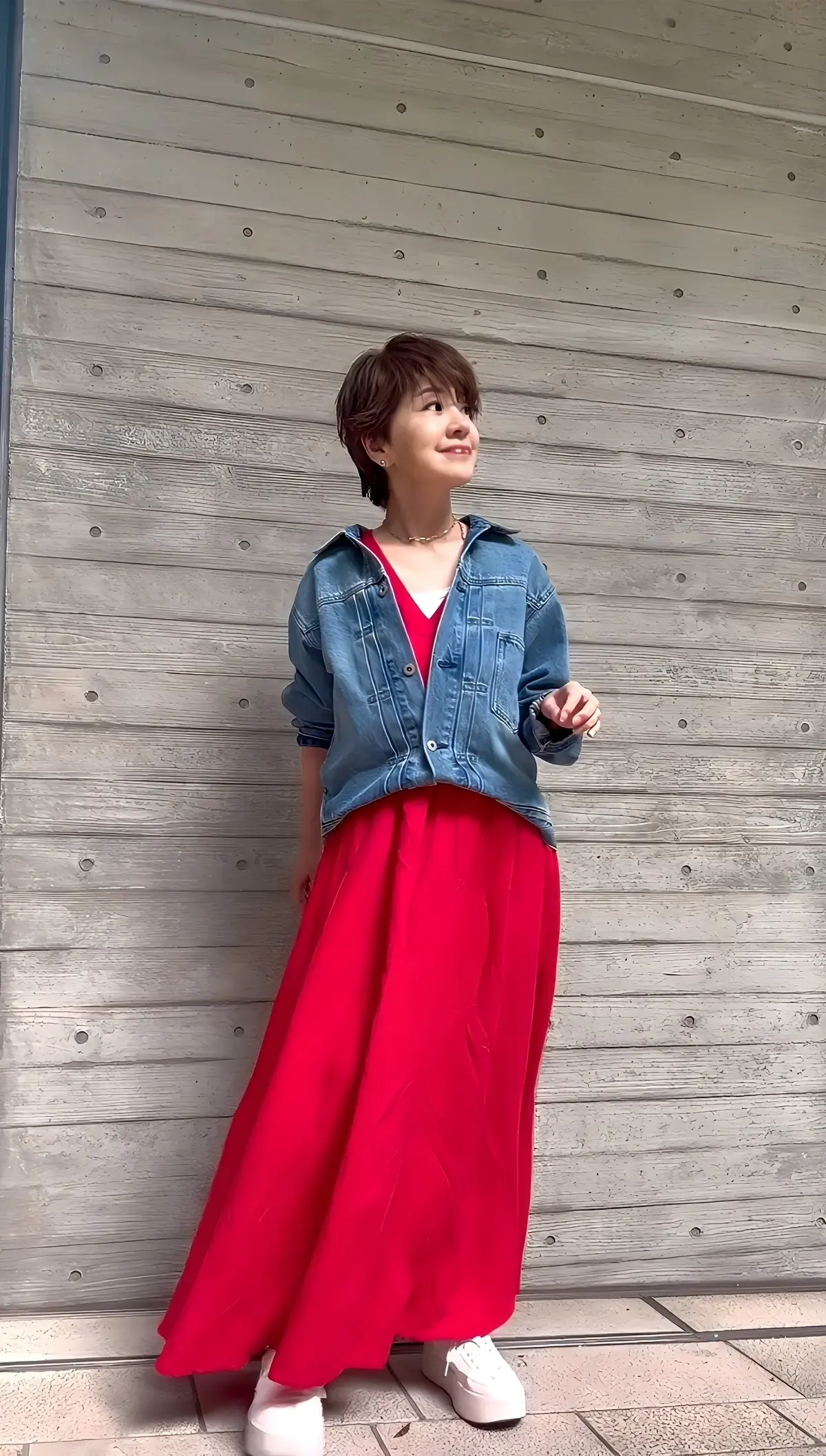 気分が上がる鮮やかな赤のワンピース　春コーデ