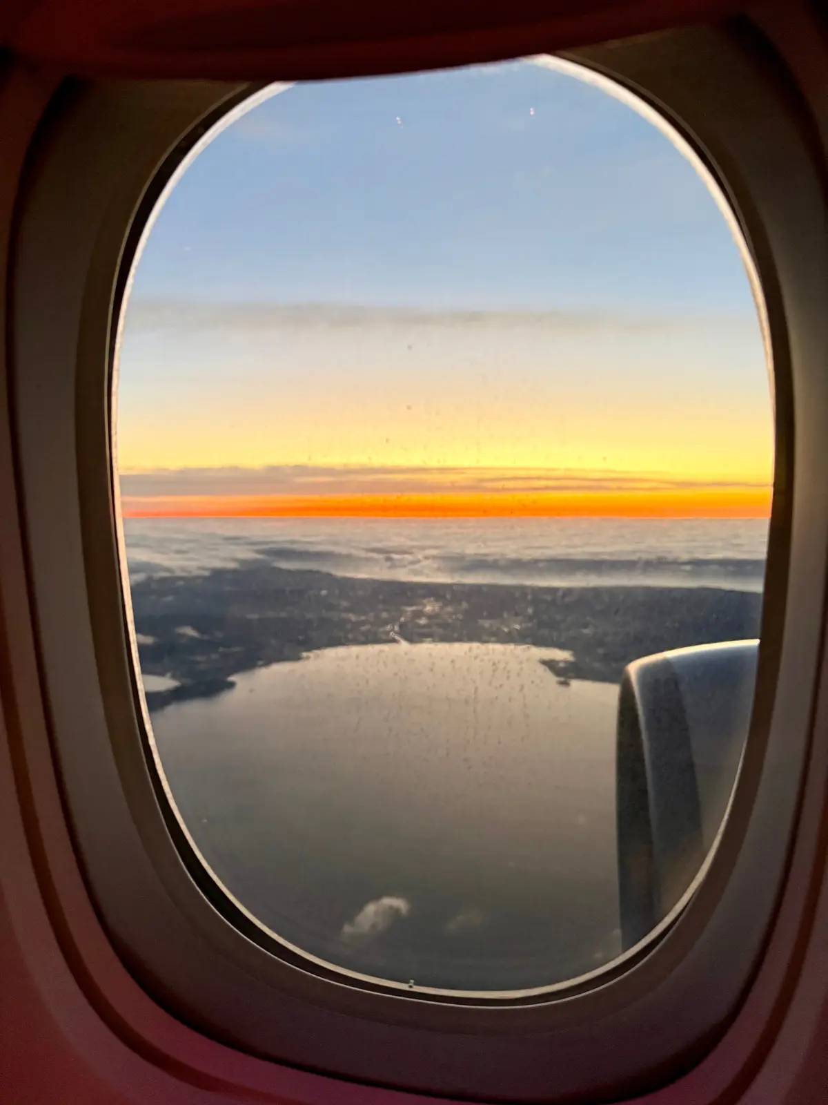 機内からの朝焼け