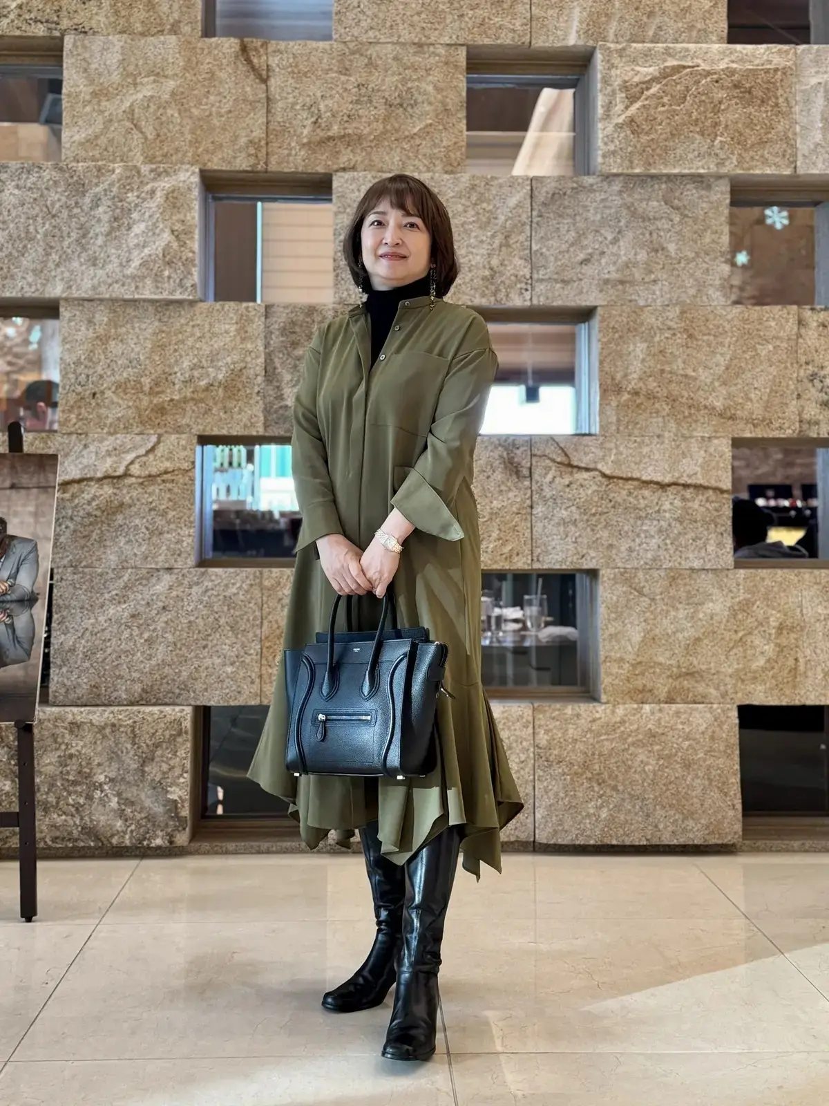 エクラ華組 梅澤千佳子さん　グリーン ワンピース 黒 ロングブーツ