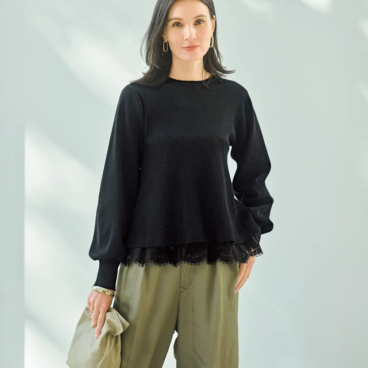 ほどよく広がるシルエットが美しい「裾レースペプラムニット」