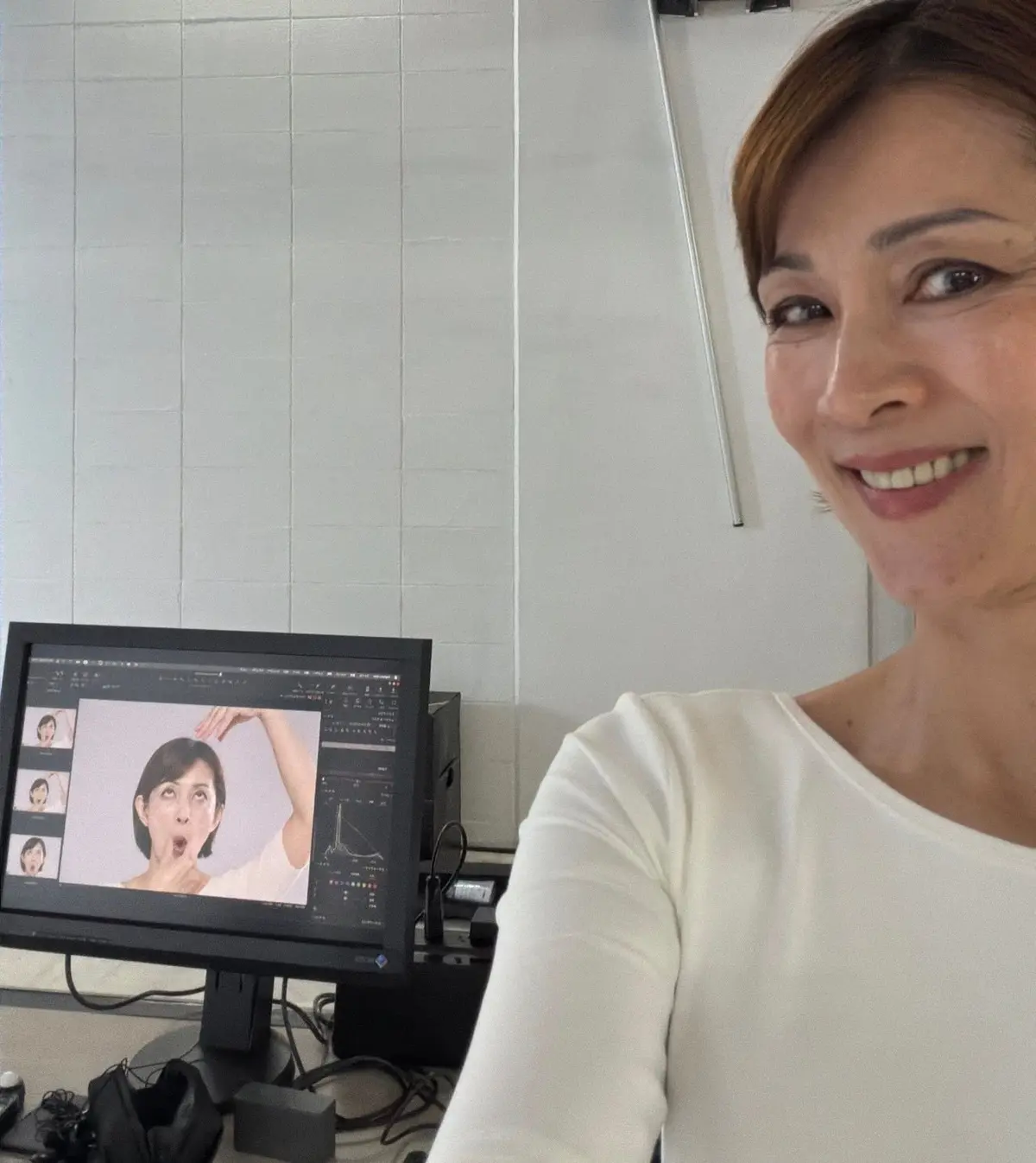 笑顔の女性、内村舞子さん。白いシャツを着て、背景は青。エクラ華組と名前が記載され、顔写真とともに「顔ヨガインストラクター、表情筋トレーナー」と紹介されている。