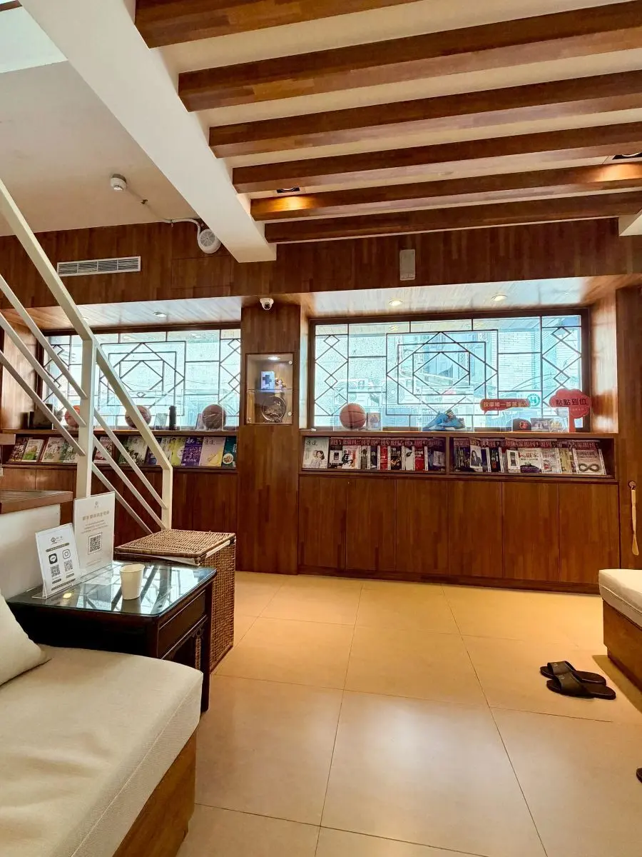 明易のきれいな店内