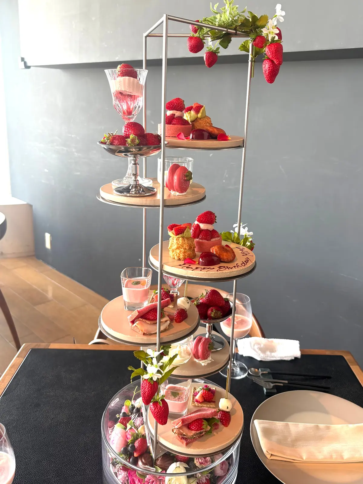 アフタヌーンティー　いちごのアフタヌーンティー　六本木　六本木ヒルズ THE MOON  六本木美術館　Strawberry & Chocolate AfterMOON カフェ スイーツ　ショートヘア　ショートボブ　アラフィフ　