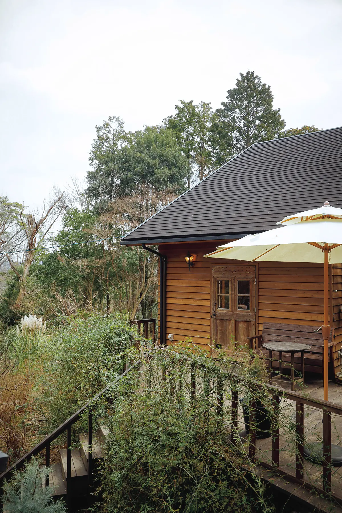 茶会のあと、ゲストとともに庭の草花を摘み に行ったり、ガーデンツアーを行うことも