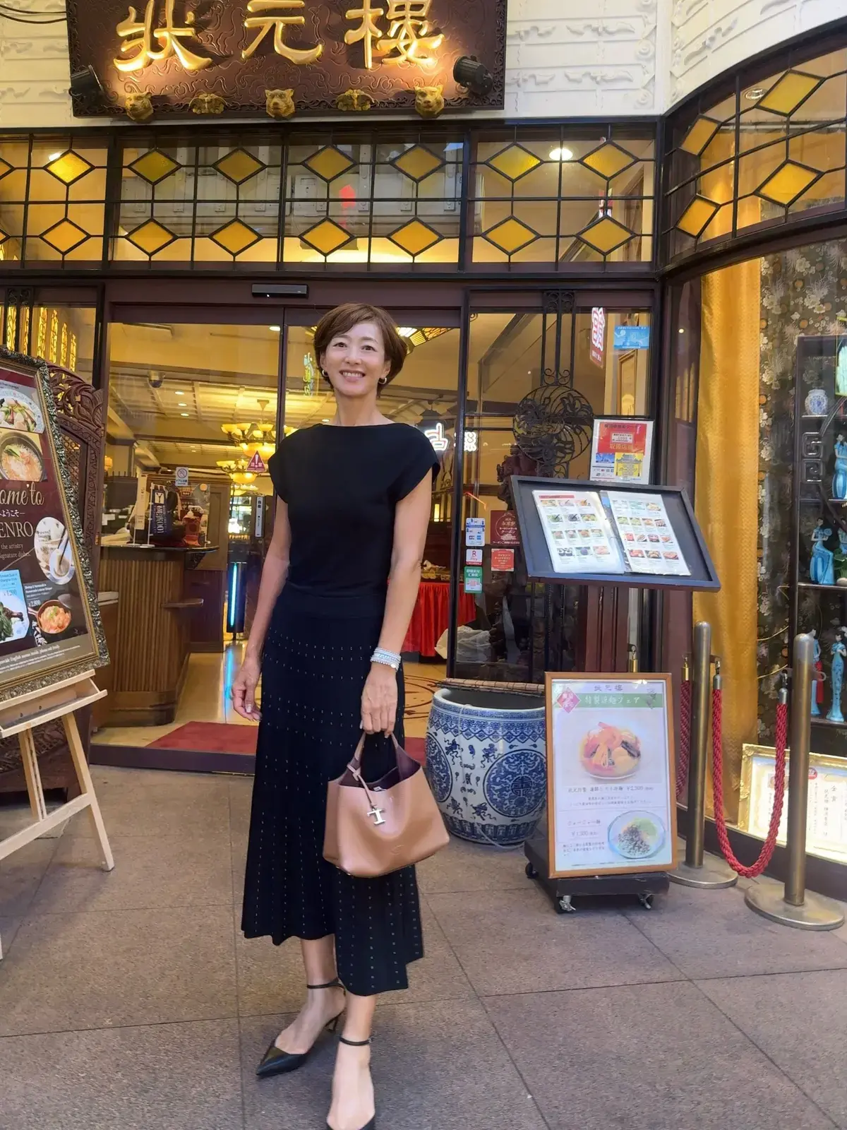 美しいシルエットの黒ワンピース　サンダル