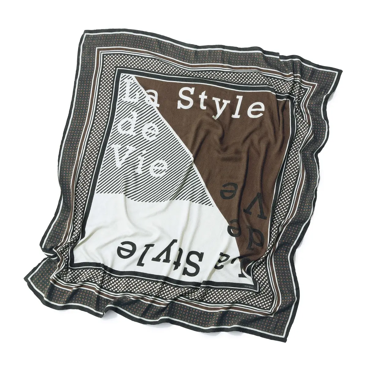 正方形のバンダナが折りたたまれ、白い部分に黒い文字で「La Style」と書かれている。縁は黒と茶色の幾何学模様。