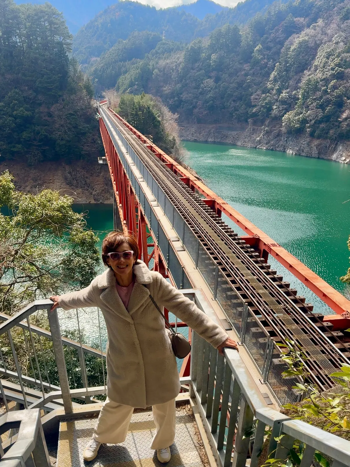 【絶景秘境】エメラルドグリーンの湖に浮かの画像_16