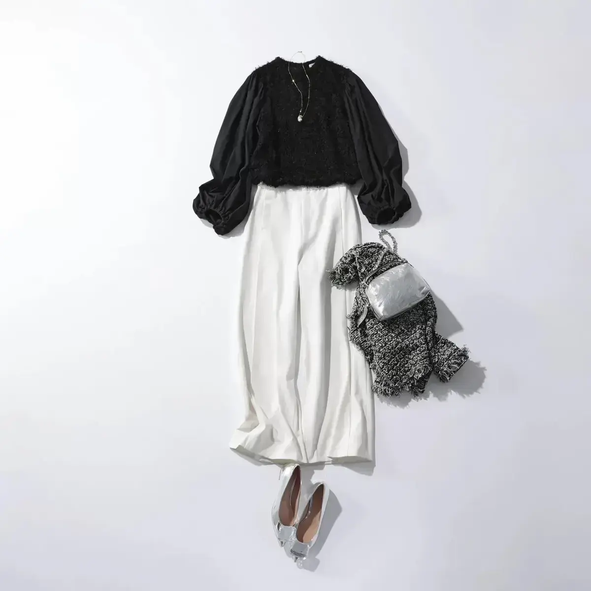 モダンエレガンスな黒ブラウスは白パンツで爽やかに装う