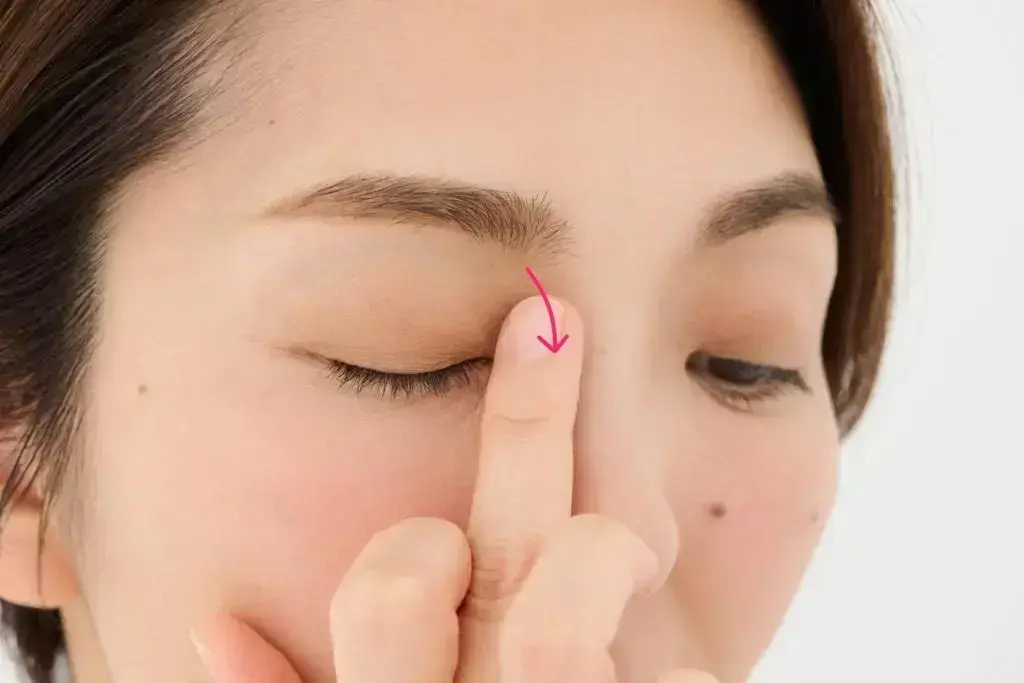 指に残った影色ブラウンを、眉頭の下から鼻筋の脇まで、１cmほどぼかします。