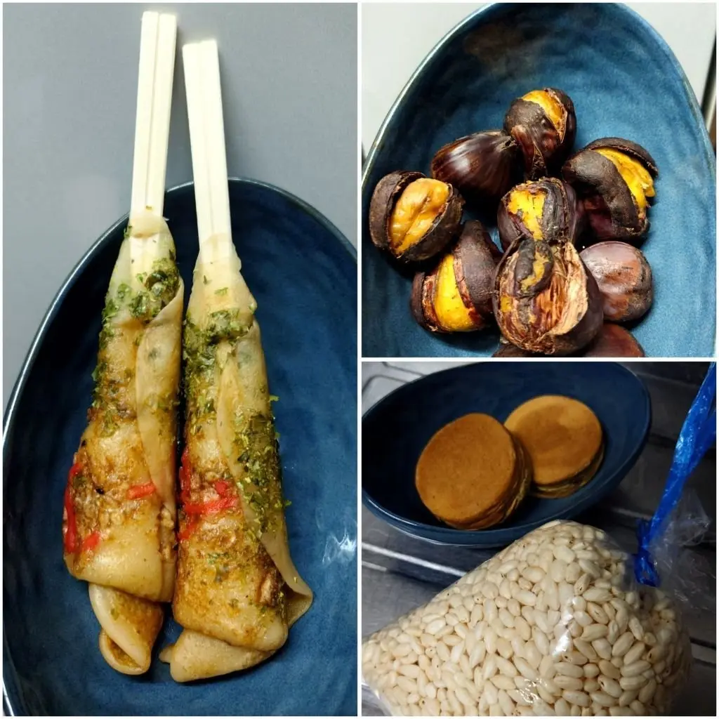 以下に、画像のAltテキストを提案します。

**全体**

4つの料理が、青色の皿に盛り付けられている様子。

**左上**

棒に見立てた細長いクレープに、赤と緑の具材が挟まれている。