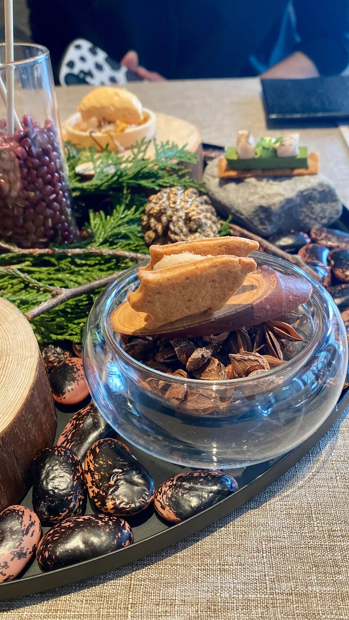  中目黒coucheアミューズ クッキーと軽い前菜の盛り合わせ フレンチランチ