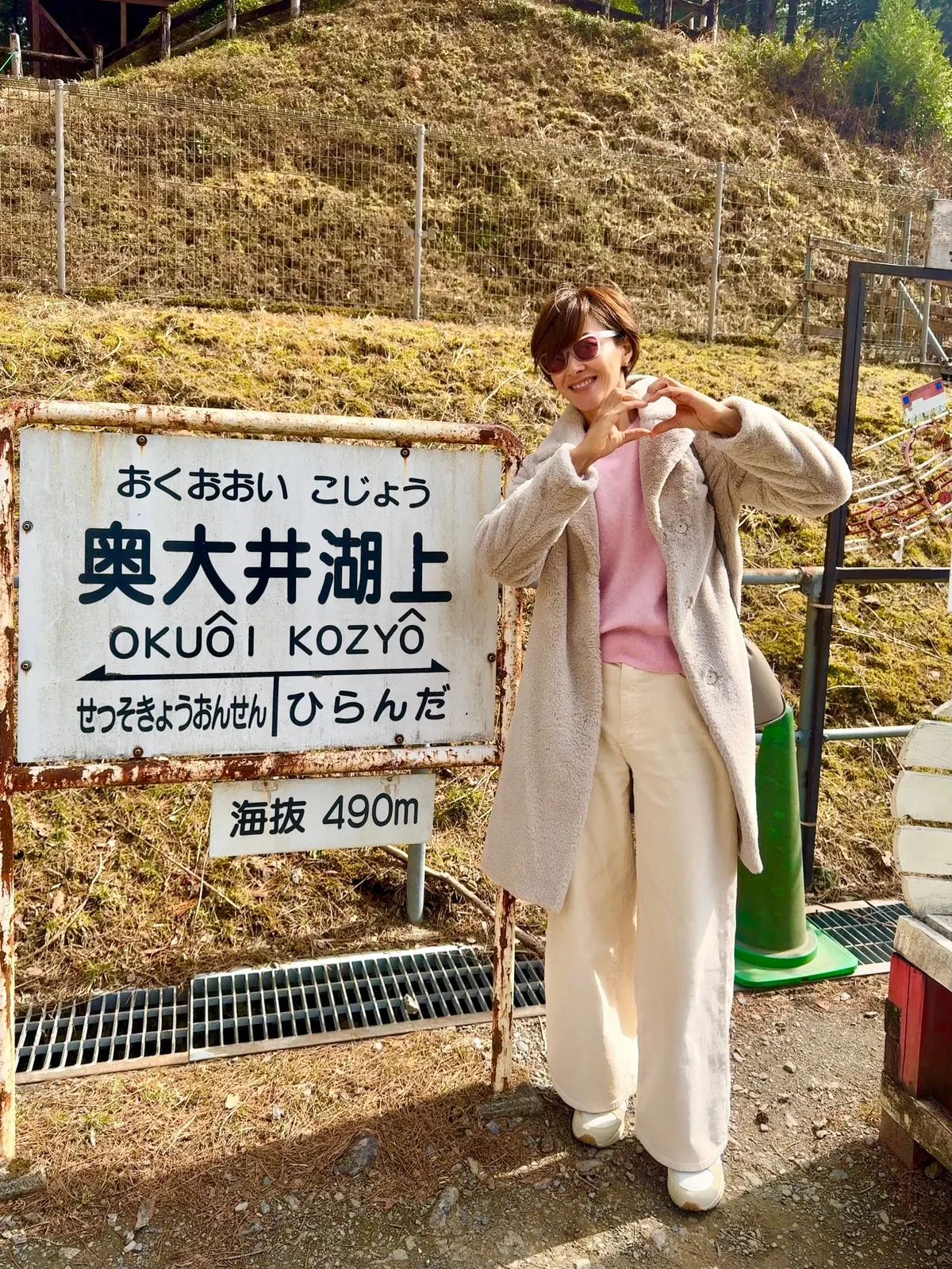 【絶景秘境】エメラルドグリーンの湖に浮かの画像_13