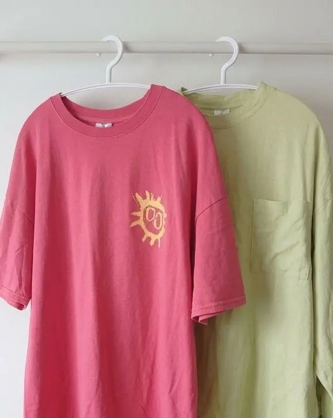 スリコのハンガーにかけたTシャツとリネンシャツ