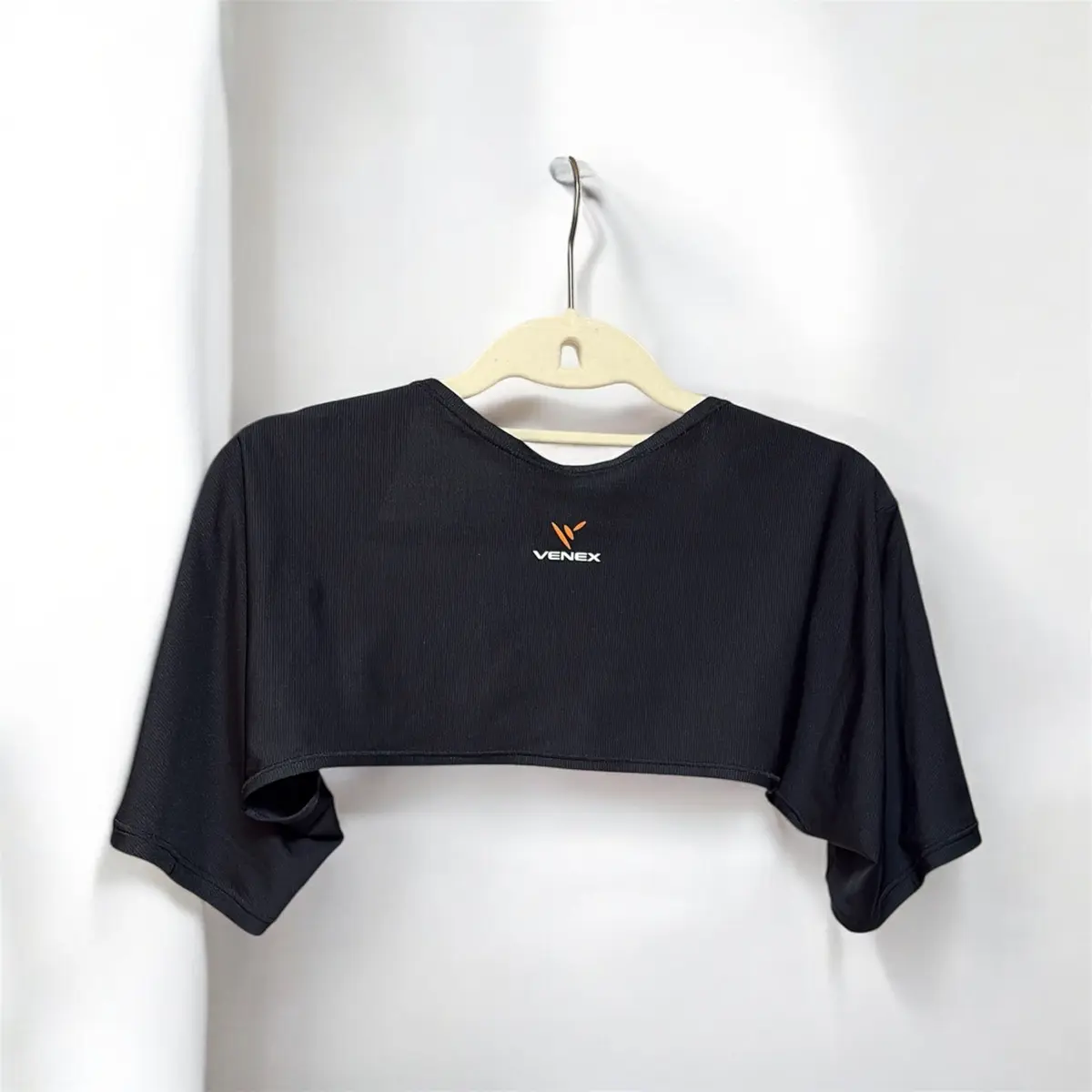 ベネクス　ショルダーカバー（￥5280）。とても薄くて、日中はもちろん、就寝時に着用してもわずらわしさを感じさせないリカバリーwear