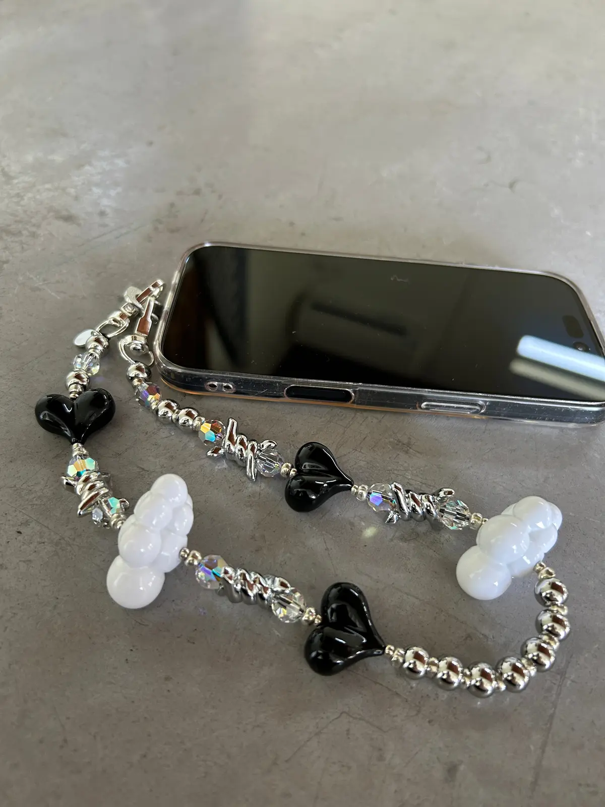 String Ting Londonのハートストラップ　エクラ編集部員の偏愛名品図鑑